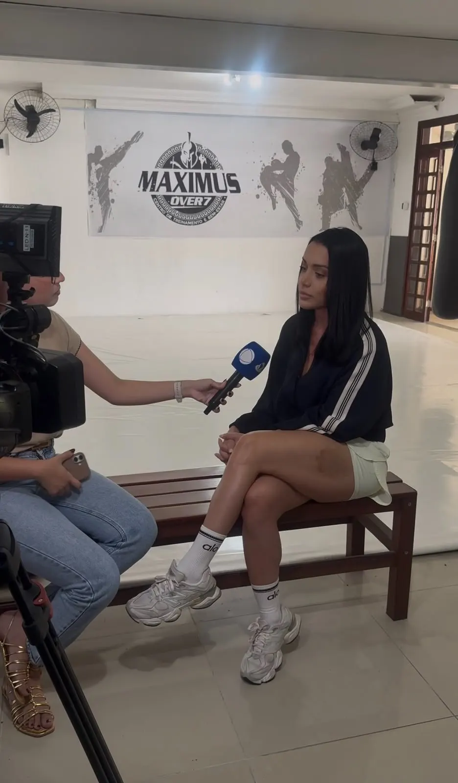 Jéssica Soares concedendo entrevista na televisão
