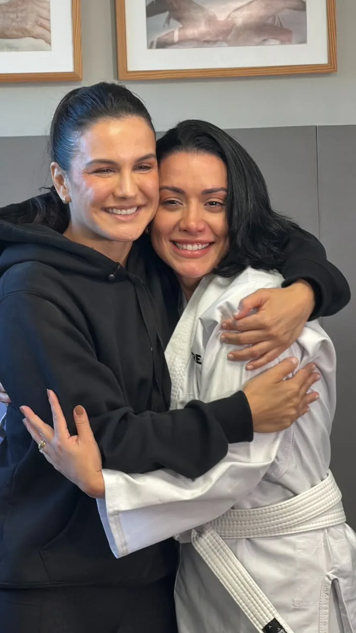 Jéssica Soares abraçada com Kyra Gracie após o treino