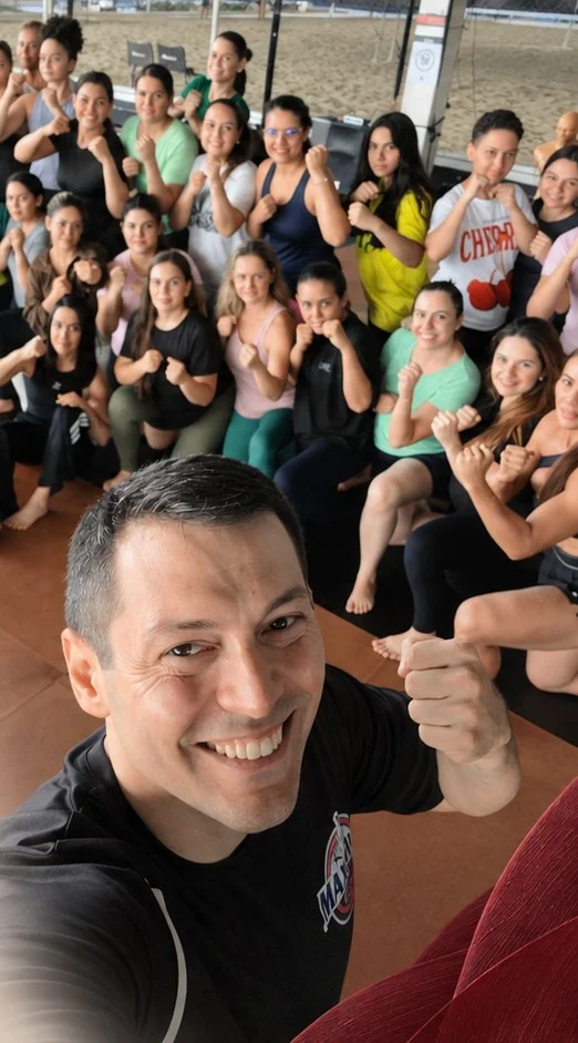Turma de mulheres em treino de defesa pessoal